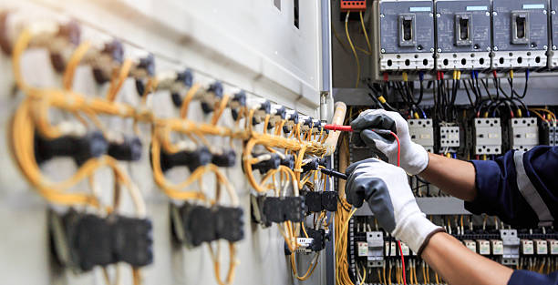 Professional Electrician technician working in Arbury Hills, IL